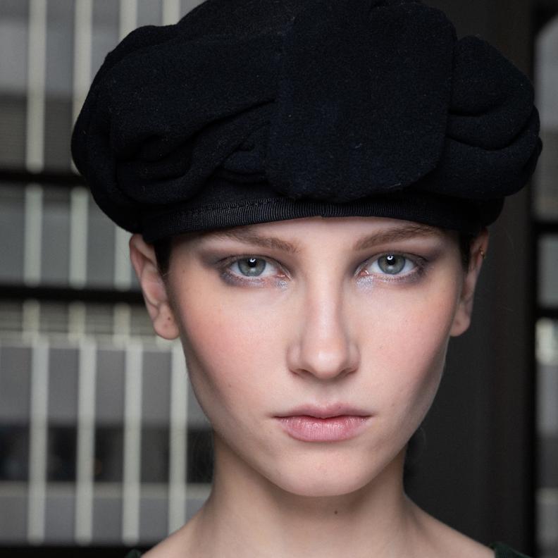 رسمات الآيلاينر الفضي الكريمي من دار Altuzarra