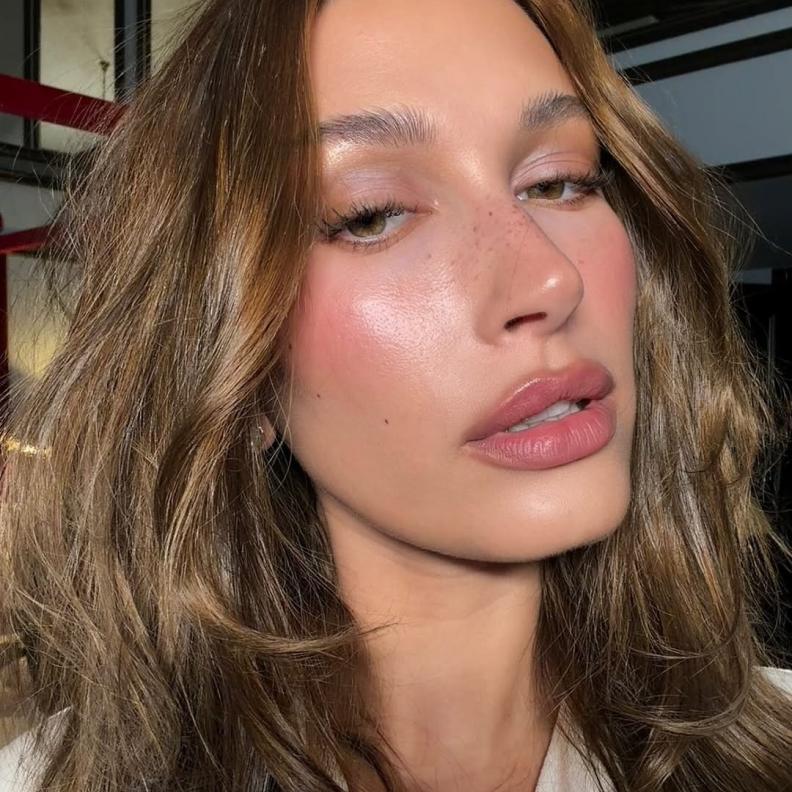 سر إشراقة بشرت هايلي بيبر  الطبيعية بعيدة عن الفيلر أو الجراحة