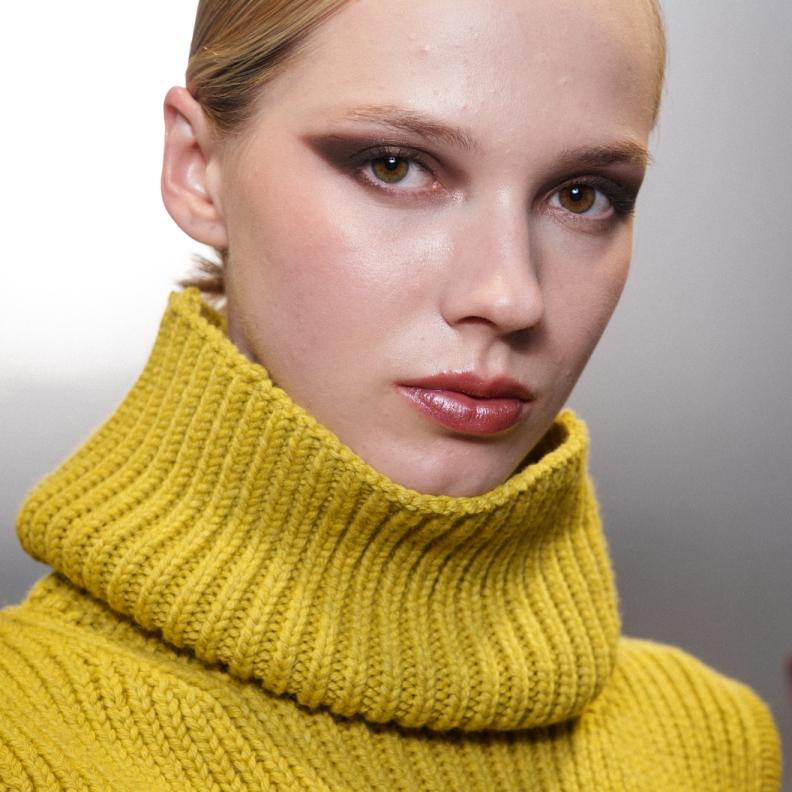 ظلال العيون البرونزية لبشرتك الحنطية في عرض Elie Saab