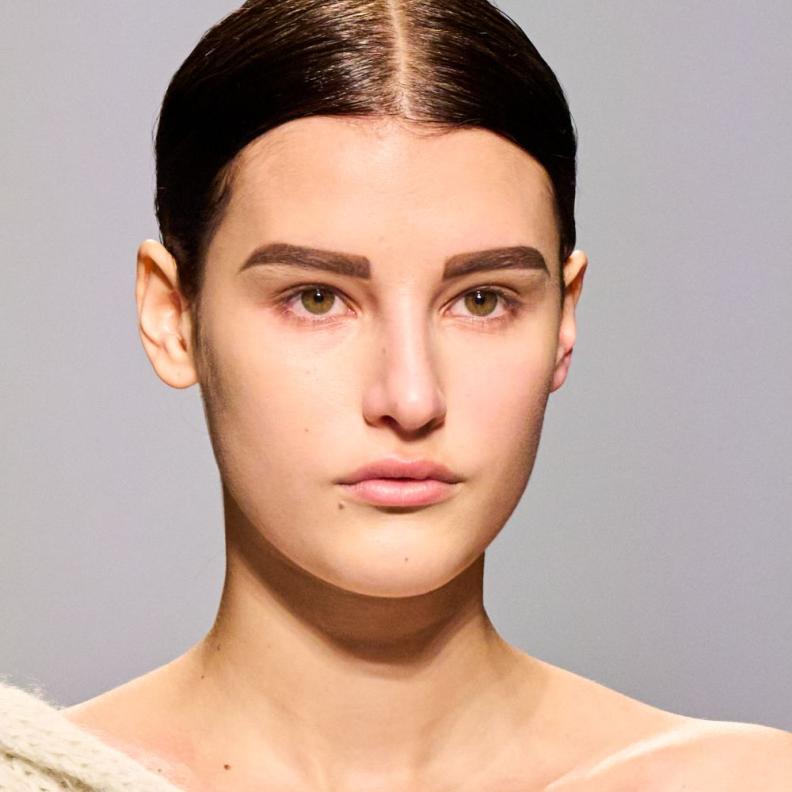 طبيبة تجميل تكشف لـ"هي" تأثير أقنعة الـ LED على البشرة.. هل تزيل التجاعيد؟