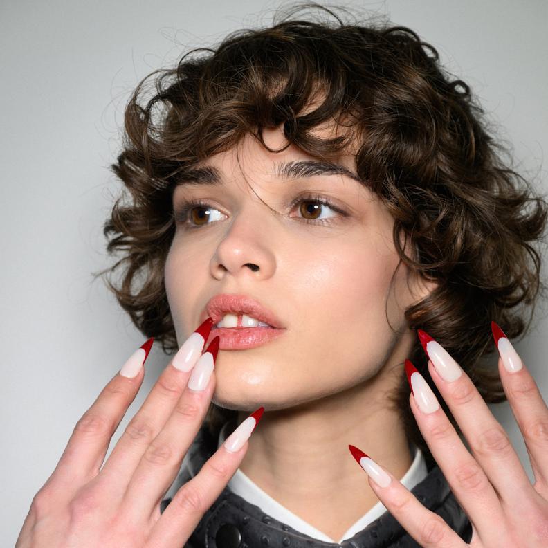 وصفات طبيعية لتنعيم اليدين في الشتاء ومنع التشقق