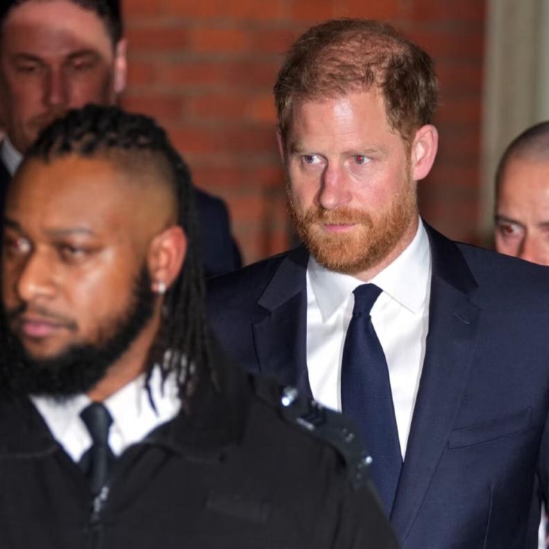 الأمير هاري يصدم الجميع وينسى لقبه الملكي في قاعة المحكمة