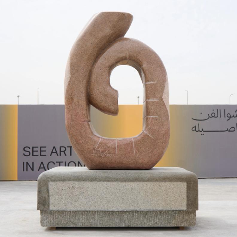 فن يُصنع أمام عينيك.. كيف تحوّل ملتقى طويق للنحت إلى مسرح حي للإبداع؟