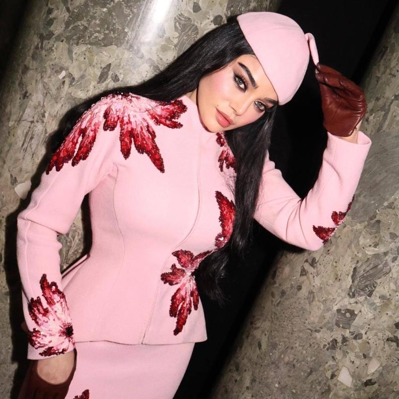 من البيريه إلى ذيل الحصان المشدود: تسريحات شعر لافتة في أسبوع الموضة الباريسي