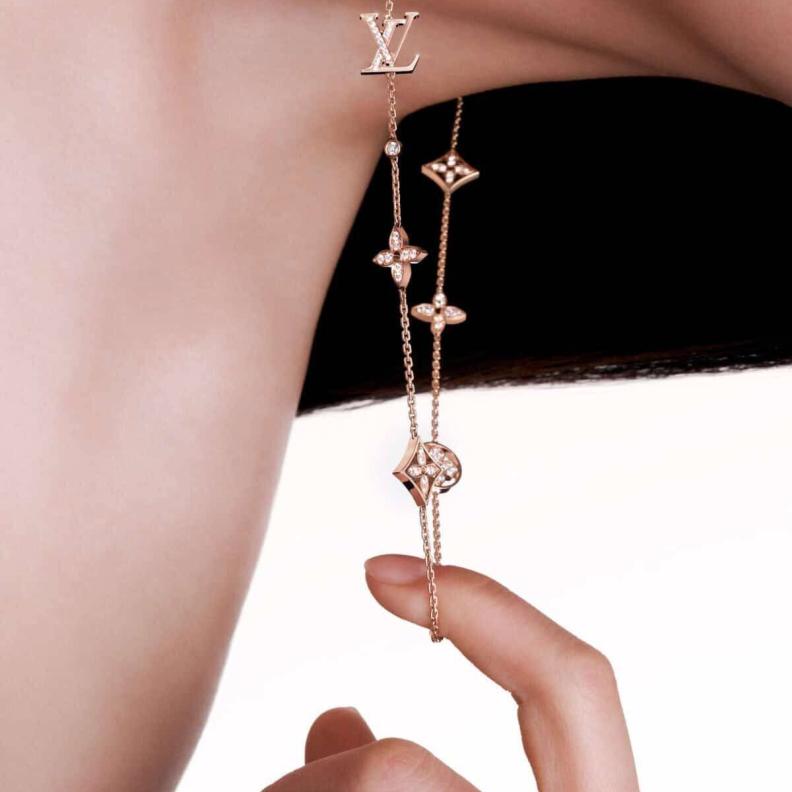 8 قطع مجوهرات اخترناها لك من أشهر دور المجوهرات لتتألقي مطلع العام الجديد