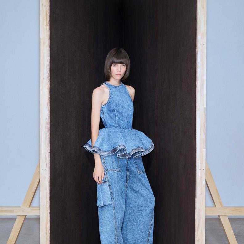 إطلالة من Alaia