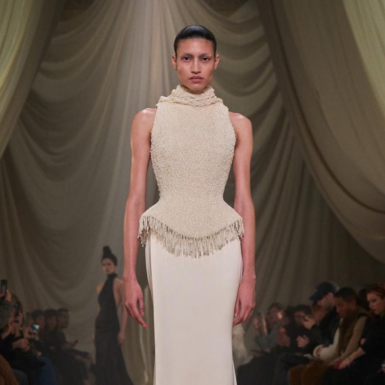 محمد آشي يقدّم "البدايات" عبر هيكلة متقنة وتعقيد شاعري في مجموعة ربيع وصيف 2026 للأزياء الراقية