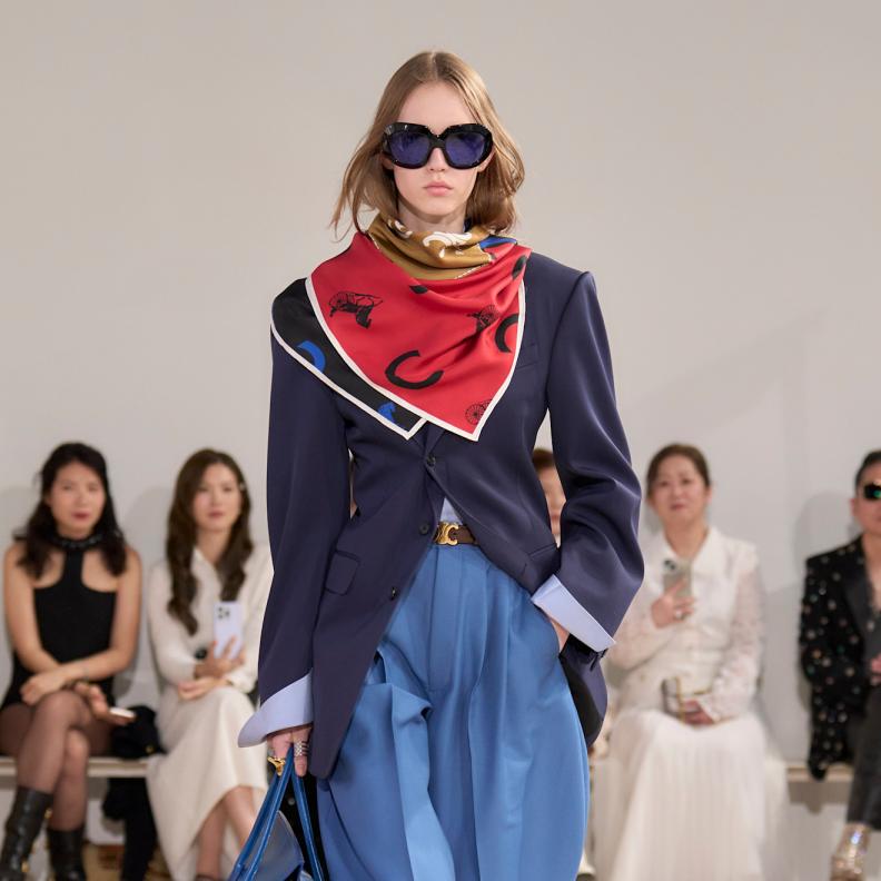 وشاح من سيلين يضيف أناقة هادئة ويمنح الإطلالة لمسة باريسية راقية