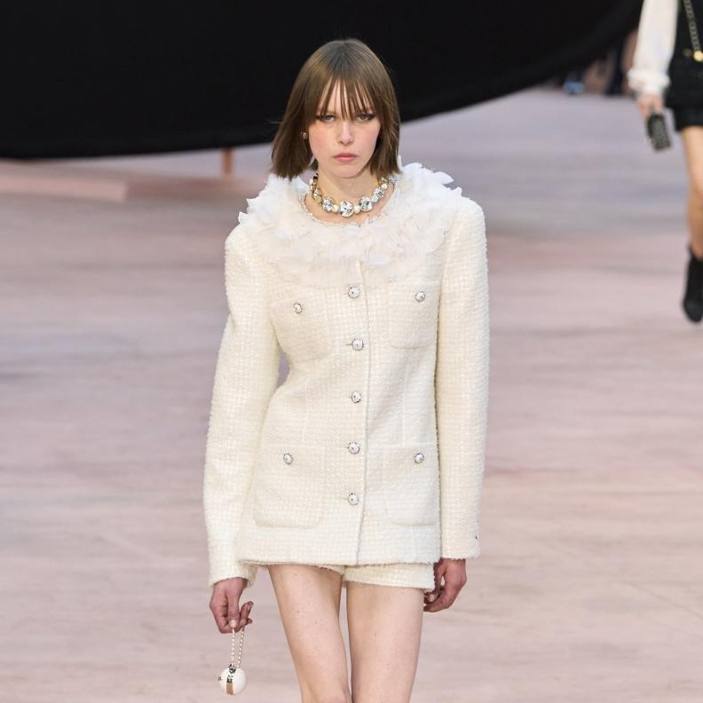 الإطلالة الكلاسيكية باللون الأبيض من Chanel