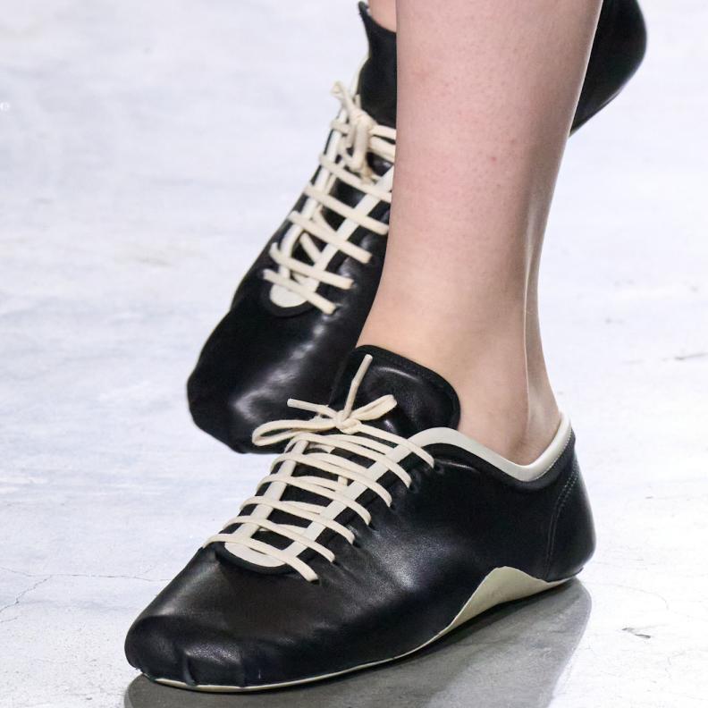 حذاء أسود وابيض فاخر وعملي من Dries Van Noten 