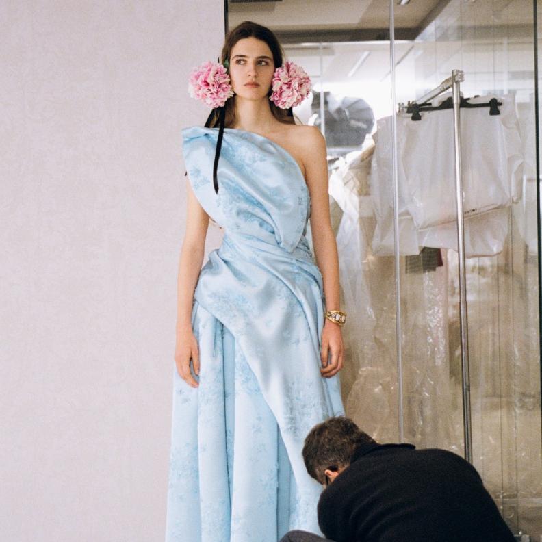 خاص "هي": لقطات حصرية من كواليس جلسات قياس مجموعة ديور للأزياء الراقية لربيع وصيف 2026