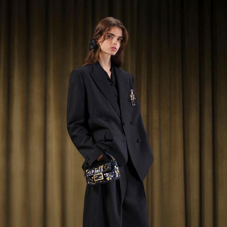 سترة سوداء مقلّمة من فندي، تجسّد التوازن بين الرسمية والرقي العصري