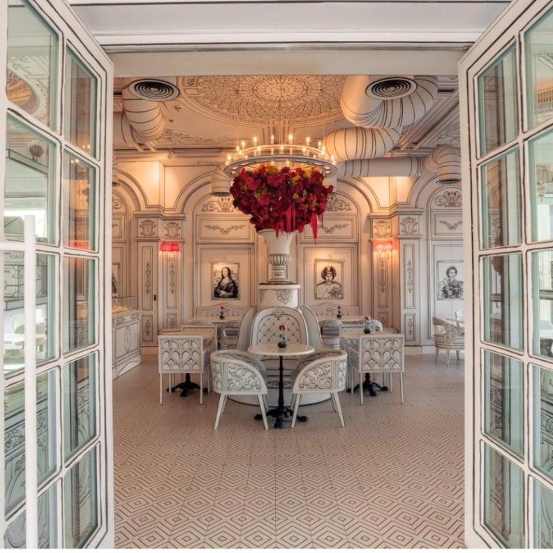 مقهى فورايفير روز: عالم من الخيال تتحول فيه الرؤية إلى حقيقة