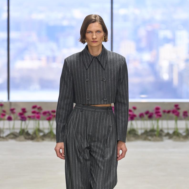 سترة قصيرة دوبل بريستد مع سروال رمادي بخطوط عمودية من Carolina Herrera