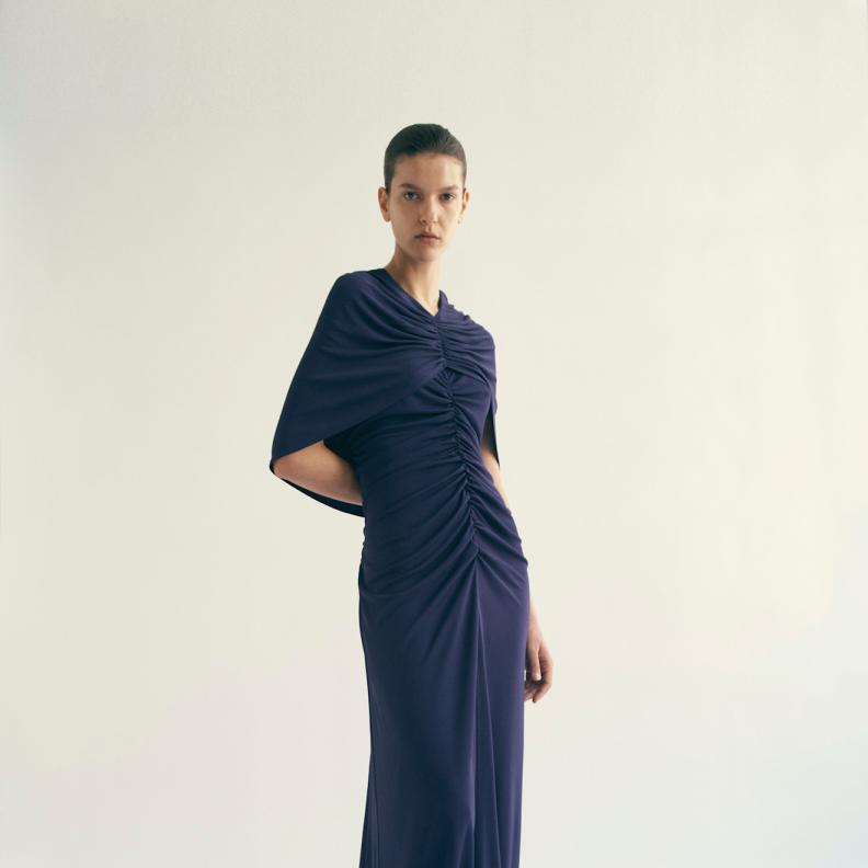 فساتين ومعاطف كحلية تناسب إطلالات الشتاء