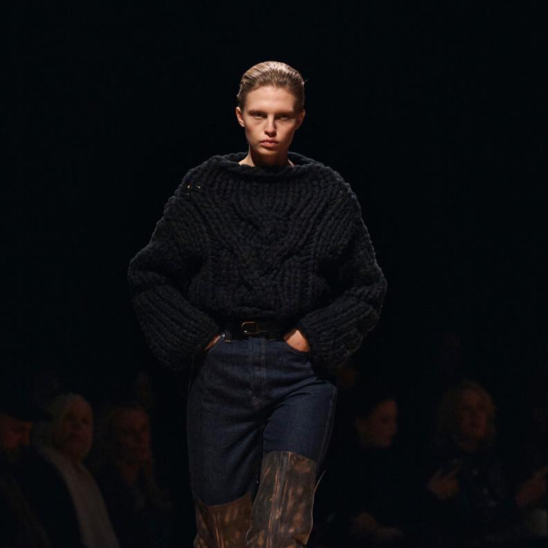 الحذاء الذي يصل طوله فوق الركبة… صيحة تفرض حضورها في شتاء 2026