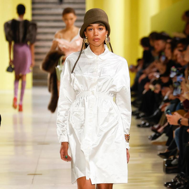 إطلالة عصرية باللون الأبيض تجمع الأناقة والجرأة من Miu Miu 