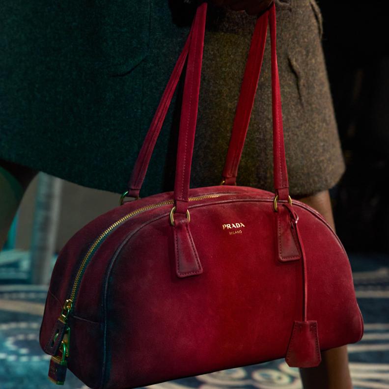 حقيبة شمواه بلون مميز من Prada 
