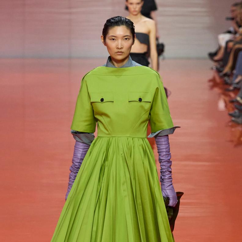  فستان أخضر مصفر من Prada