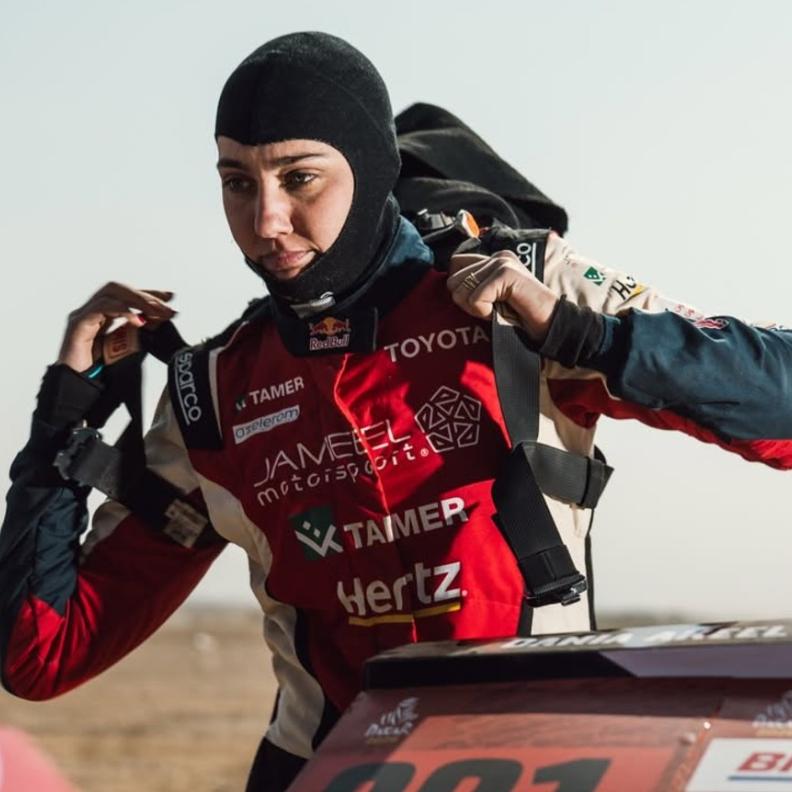 دانية عقيل تهنئ سائق الراليات السعودي حسن جميل على مشاركته الأولى في رالي داكار 2026