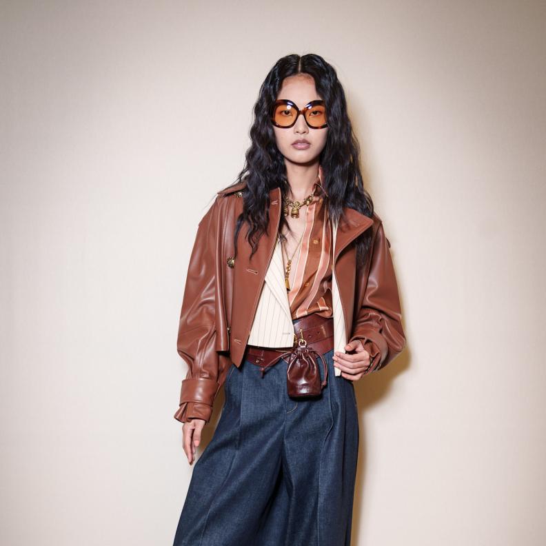 تنسيق مثالي ما بين الجينز الأرجل الواسعة وجاكيت الجلد منZimmermann