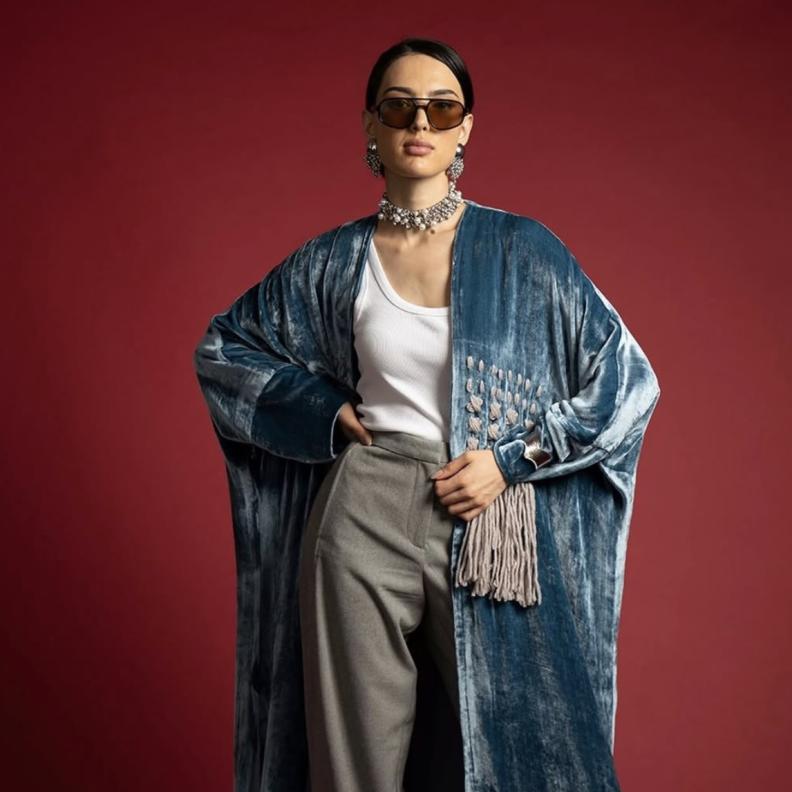 "هي"تختار: ٦ صيغ معاصرة لعباءات مخملية تواكب أناقة الشتاء