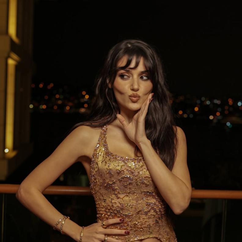 هاندا أرتشيل تتألق بأرشيف إيلي صعب