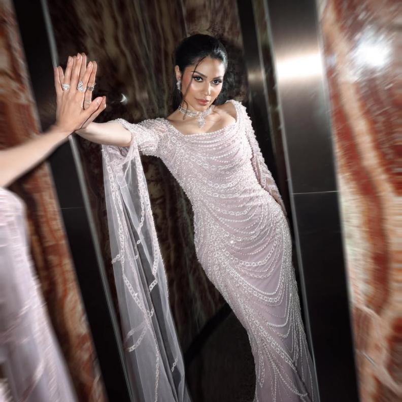 الهام علي بفستان بنفسجي فاتح يليق بالخطوبة