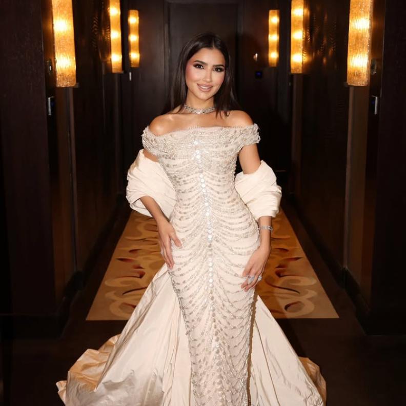 فستان ابيض من مي عمر