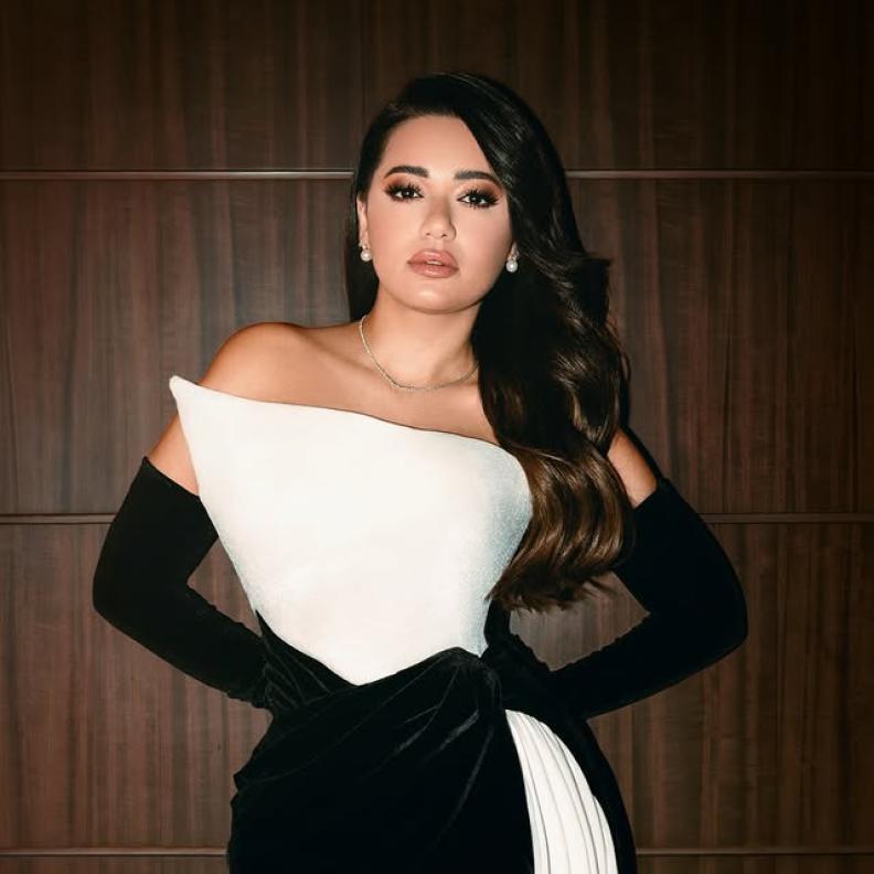 فساتين سهرة باللون الأسود والأبيض: دليلك لإطلالة فخمة على طريقة النجمات.