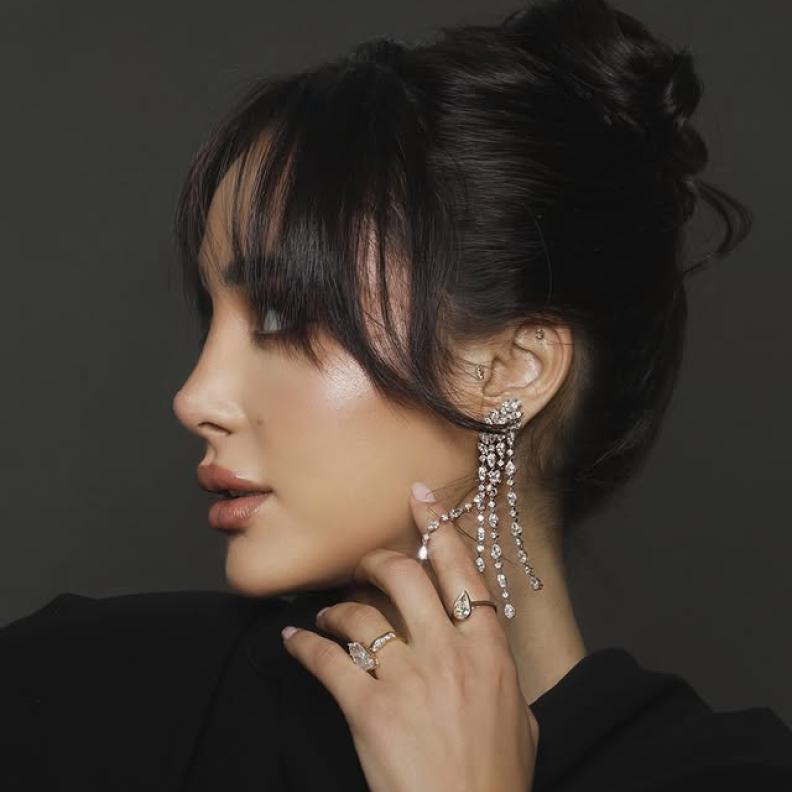 تسريحات الكعكة مع الغرة الطويلة بأساليب أنيقة من بسمة بوسيل