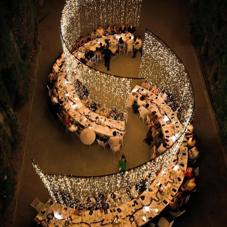 إضاءة ساحرة لحفل زفاف بسيط - الصورة من DWP Congress