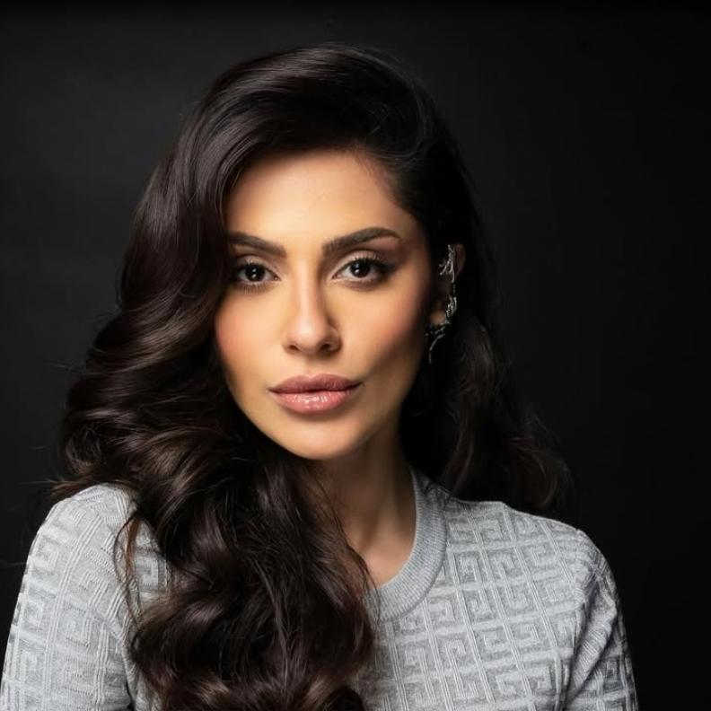 إطلالات جمالية ناعمة ليوم التأسيس من وحي بطلة مسلسل الأعشى إلهام علي