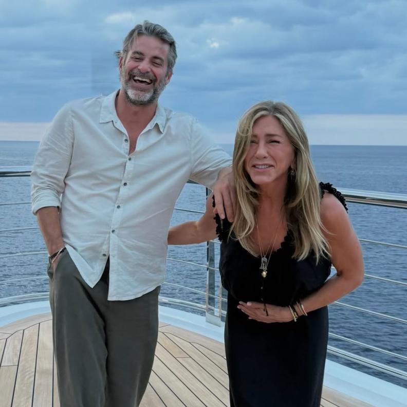 احتفال رومانسي يجمع جيم كورتيس وجينيفر أنيستون