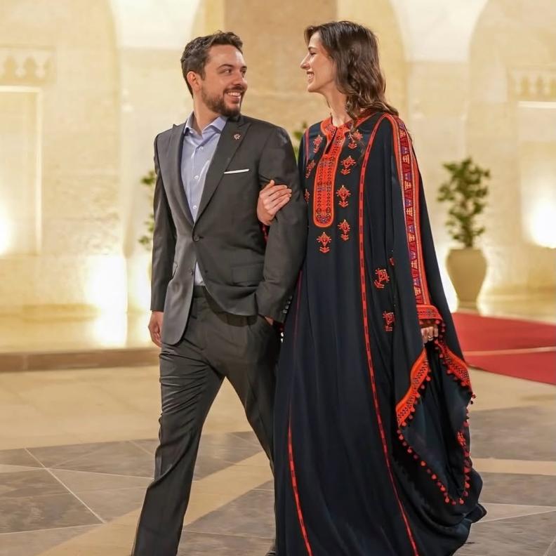 اطلالة الأميرة رجوة الأخيرة أثناء حضورها افطار العائلة الملكية الأردنية متألقة بالثوب المتفت