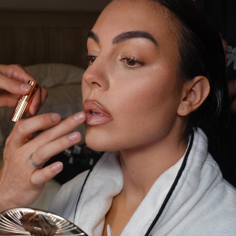 اطلالة Georgina Rodríguez برسمات المكياج البني مع الشفاه اللماعة