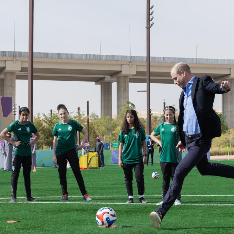 الأمير ويليام يلتقي فريق كرة قدم للفتيات في الرياض ويستعرض مهاراته في الألعاب الإلكترونية