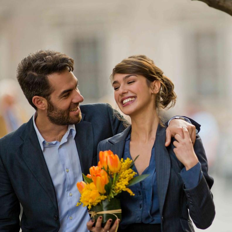 الإشارات المتضاربة التي يرسلها الرجل للمرأة تجعلها في حيرة وتربك قلبها