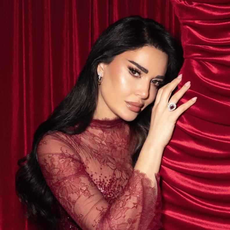 تختار سيرين عبد النور ستايلات ناعمة في جلسات التصوير