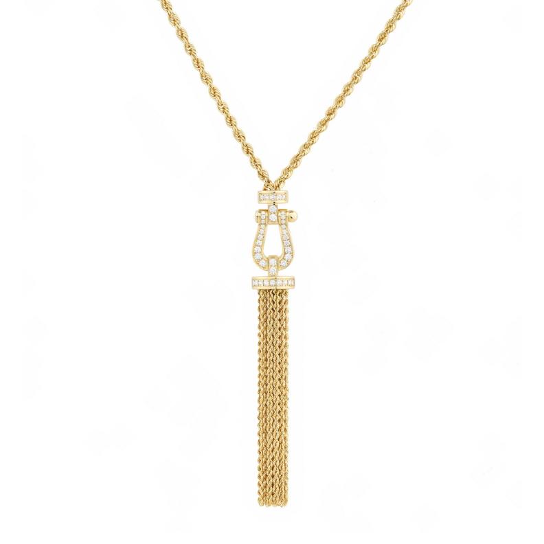 تُجسّد هذه الروح المنطلقة والمُحبّة للاحتفال جوهرَ مجوهرات صُمِّمت لتتمتع بخفّة وأناقة وسهولة في الارتداء.