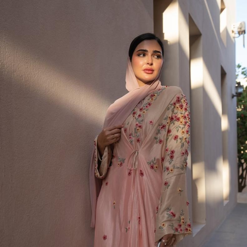 حنين الصيفي بعباية بألوان متداخلة