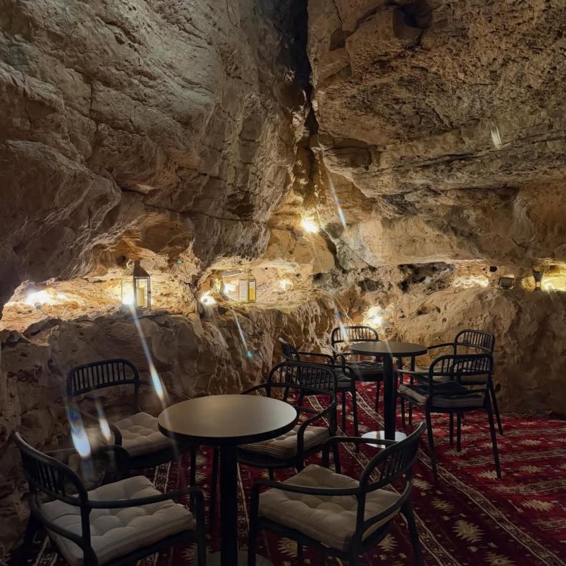 دبس بلس الكهف في حي جاكس بالدرعية.. تجربة قهوة فريدة داخل أجواء مستوحاة من الكهوف الطبيعية