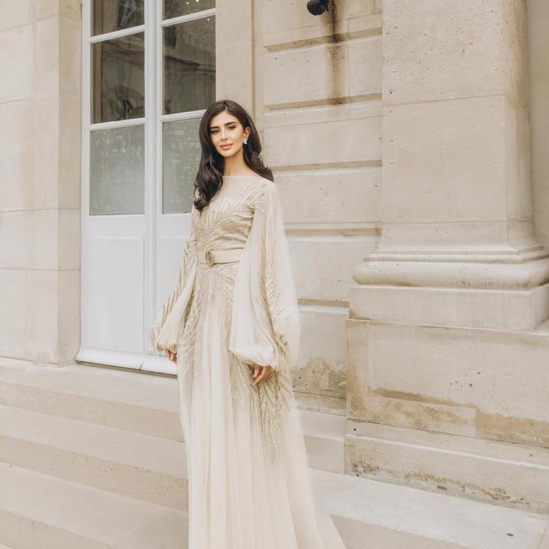 رهف الحربي ترتدي فستانا محتشما بلون نيود فاتح