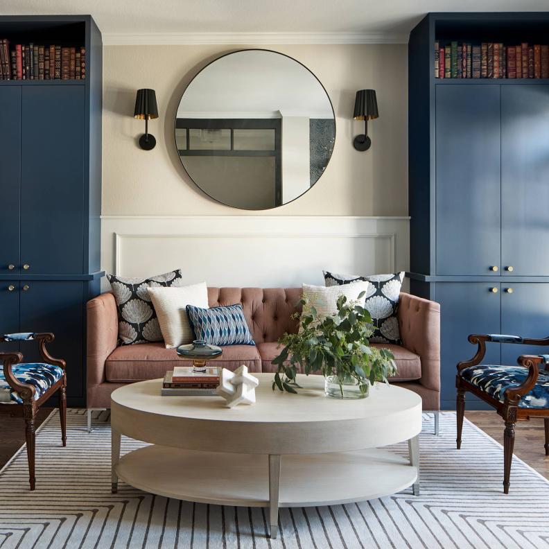 في 2025، أقبل الناس على اعتماد النقوش الزهرية بكثافة في غرف المعيشة