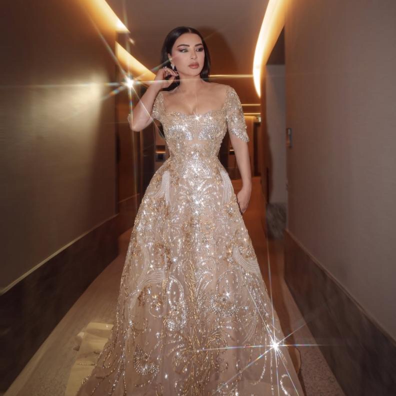 ماغي بوغصن بالفستان الذهبي البراق