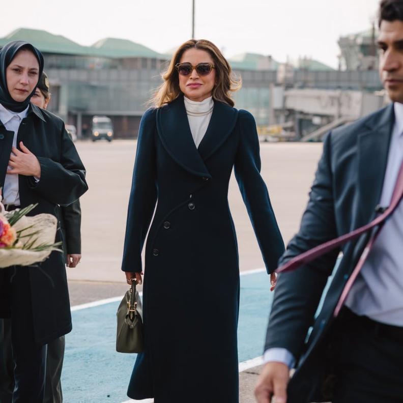 مجوهرات الملكة رانيا.. الذهب الأصفر والألماس عنوان الأناقة الراقية