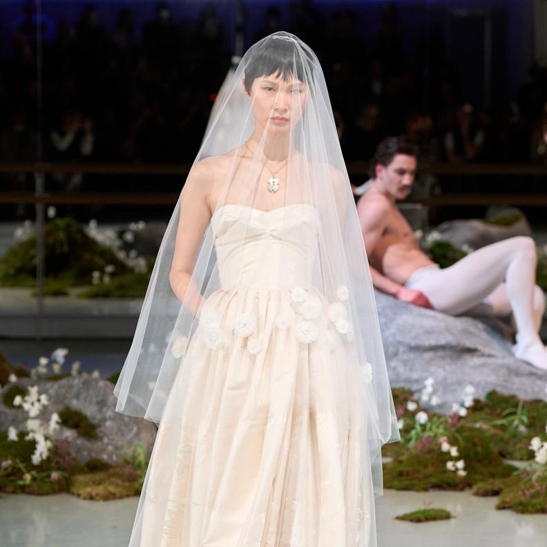 من عروض Patrick Mcdowell خلال أسبوع الموضة في لندن