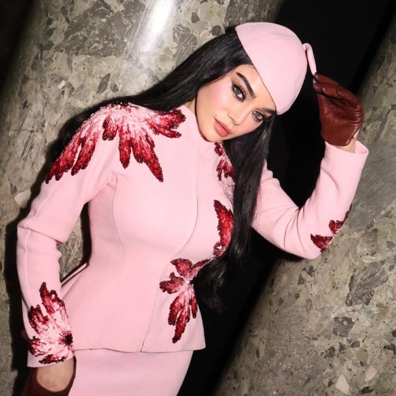 هيفاء وهبي  بقفاز من الجلد باللون البني