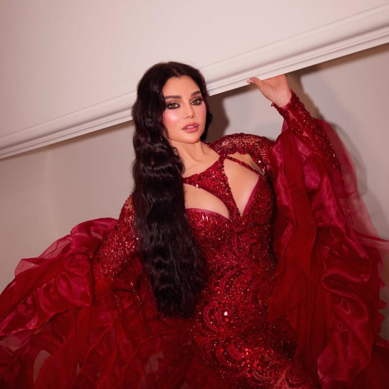 هيفاء وهبي بفستان مجسم بشراشيب الخرز المنسدلة مع ياقة القلب