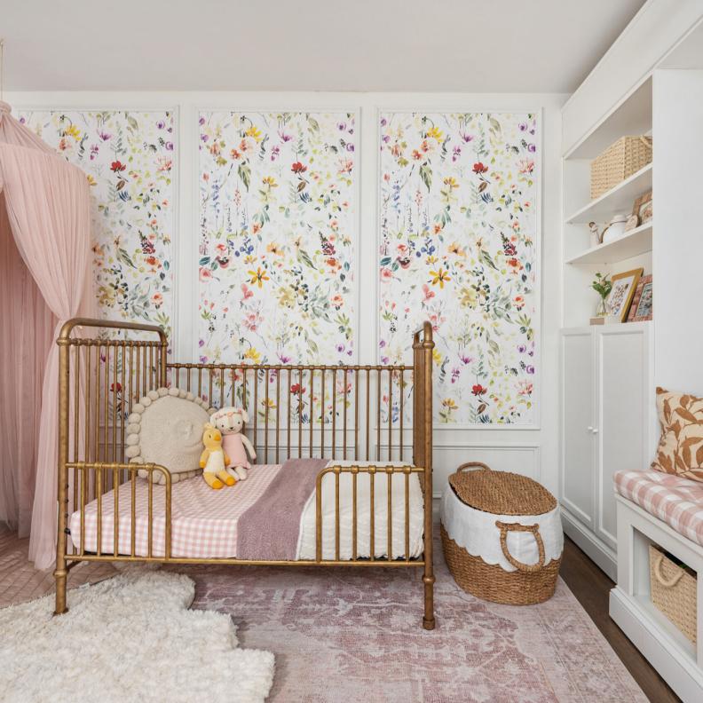 ورق الجدران داخل القوالب الجدارية يمنح المساحات مظهرًا كلاسيكيًا راقيًا